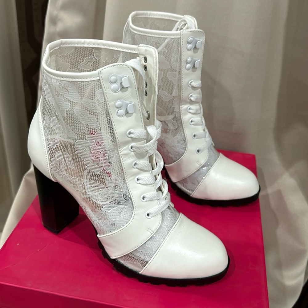 Women’s Shoedazzle White Lace Booties